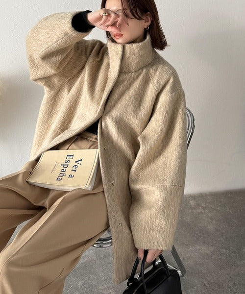 ベーシックとトレンドを両立。MIXシャギー比翼スタンドネックミドル丈