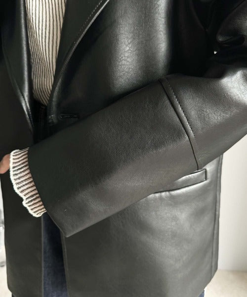 品格とトレンドを纏う。フェイクレザー テーラードジャケット