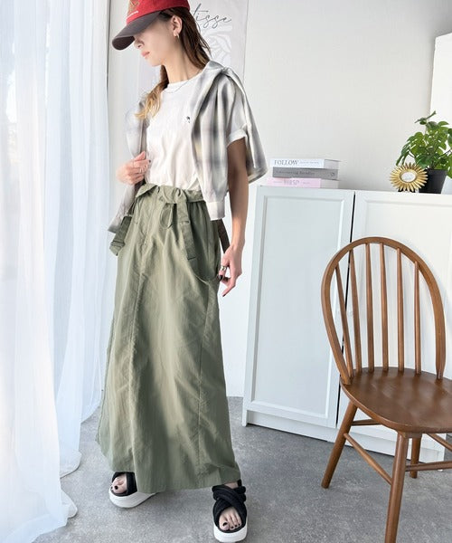 ツヤ感と品格を纏う、大人女性のミリタリースタイル