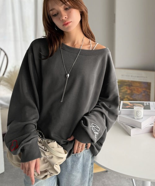 こなれた主役級の存在感♪袖ハート＆手書き風ロゴ刺繍裏毛オフショル