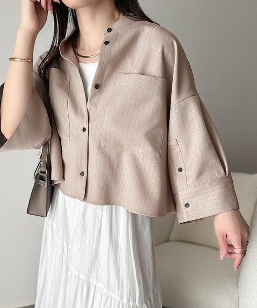 大人の上品トップス。バンドカラーワイドスリーブショート丈