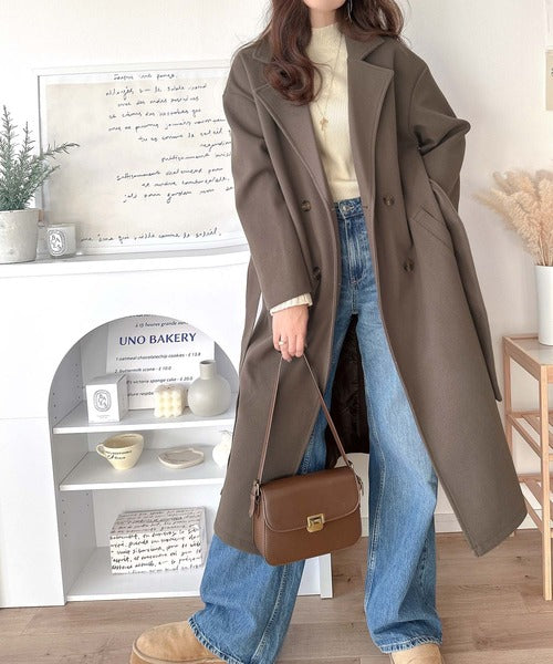 洗練された秋冬スタイルを彩る。フェイクウールベルト付きダブル