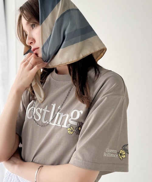 ナチュラルな中に、さりげない華。綿100％ロゴ×フラワー刺繍ビッグT