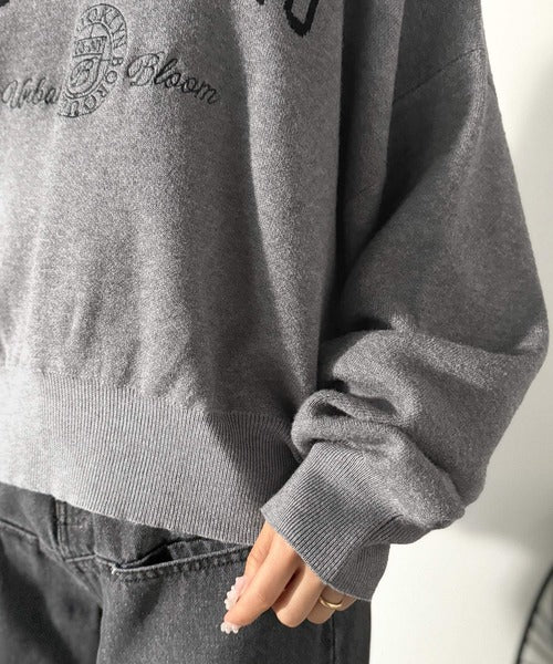 カレッジスタイルで秋めく。トレンド感たっぷりのエンブレムロゴ入り