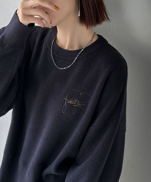 スウェットライクで”魅せる”大人のリラクシーな1枚。胸元サインロゴ