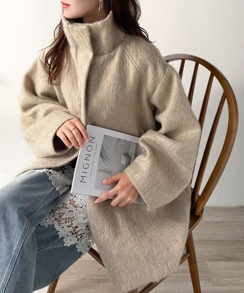 ベーシックとトレンドを両立。MIXシャギー比翼スタンドネックミドル丈