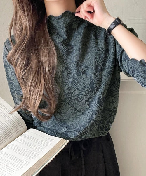 透け感で魅せる、秋の上品レイヤード。プチハイネック花柄レースメロウ