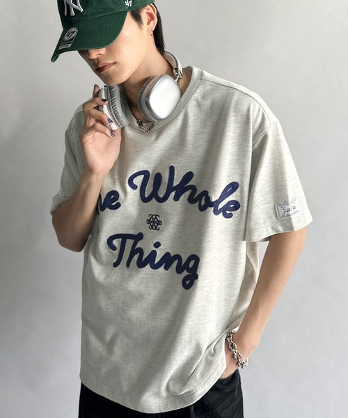 JaVaジャバコラボ》“トレンドを纏う”コード刺繍ロゴ半袖Tシャツ