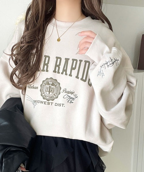 今っぽカジュアルの本命スウェット♪エンブレム風らくがき刺繍入り