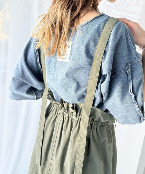 ツヤ感と品格を纏う、大人女性のミリタリースタイル。サスペンダー