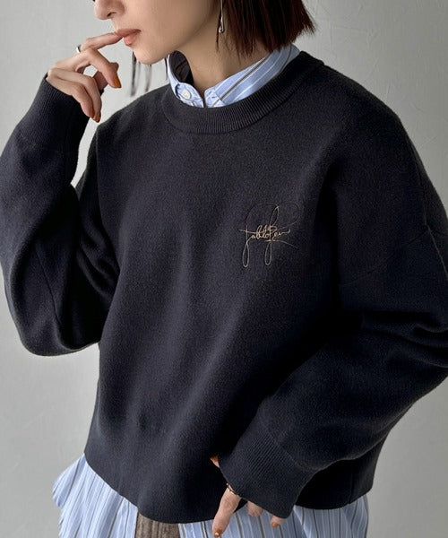 セブンフェアリー　ロゴ入りニット スウェットライクで”魅せる”大人のリラクシーな1枚。胸元サインロゴ