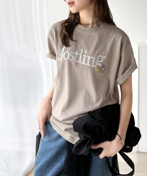 ナチュラルな中に、さりげない華。綿100％ロゴ×フラワー刺繍ビッグT