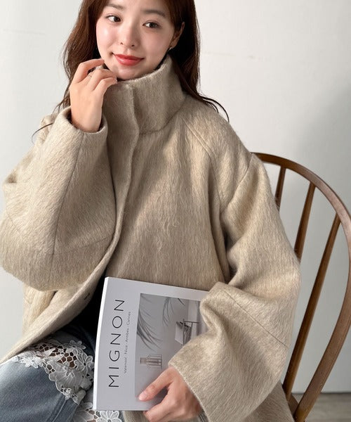 ベーシックとトレンドを両立。MIXシャギー比翼スタンドネックミドル丈