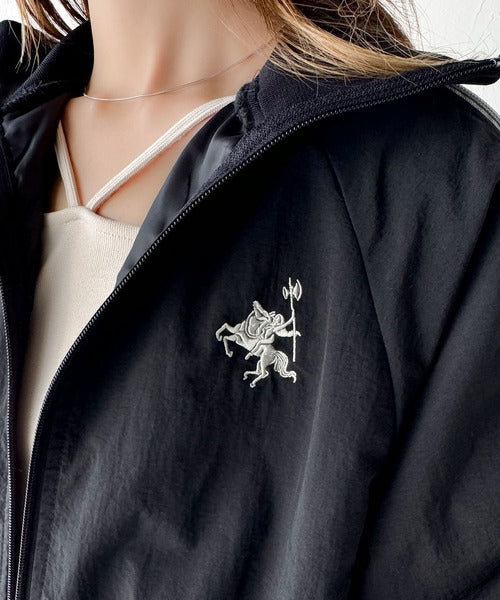 大人スポーティMIX。胸刺繍入り袖ファスナー配色ナイロンジャケット