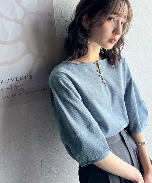 レディースミニトップス✦春のお出かけに✦シンプルノーカラー金ボタン レディースミニトップス✦春のお出かけに✦シンプルノーカラー金