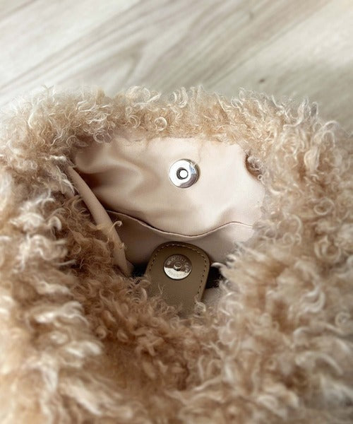 mily bilet】ふわふわ感と高級感で、季節のおしゃれを格上げ。ロゴ