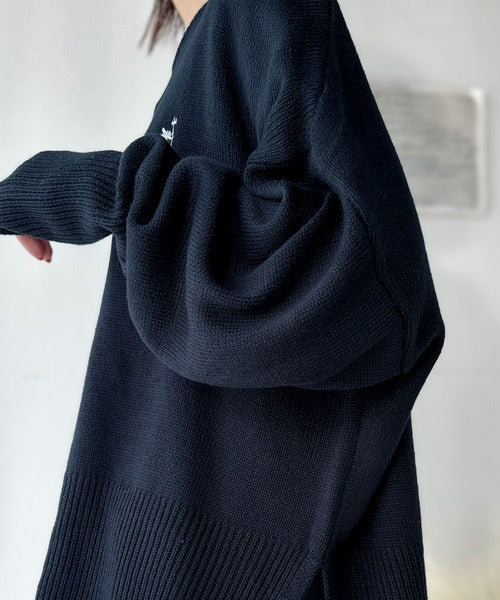 新品 マンシングウェア 刺繍デザインニット 黒 L さらり抜け感ある着こなしが叶う。胸刺繍サムホール付きシンプルニット