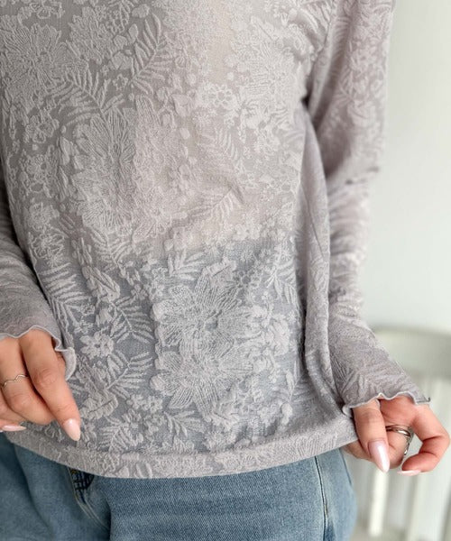 透け感で魅せる、秋の上品レイヤード。プチハイネック花柄レースメロウ