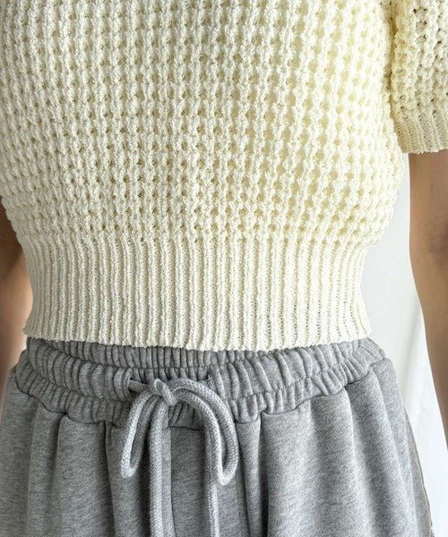 立体編みで叶う上品なリラックス感。半袖ワッフルコンパクト