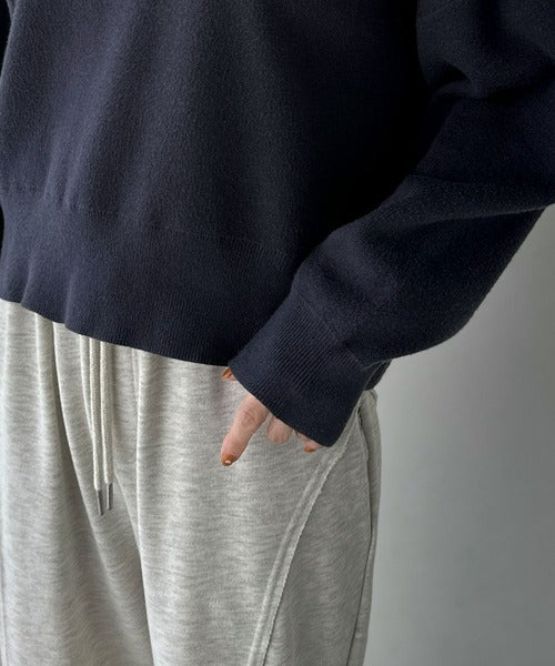 スウェットライクで”魅せる”大人のリラクシーな1枚。胸元サインロゴ