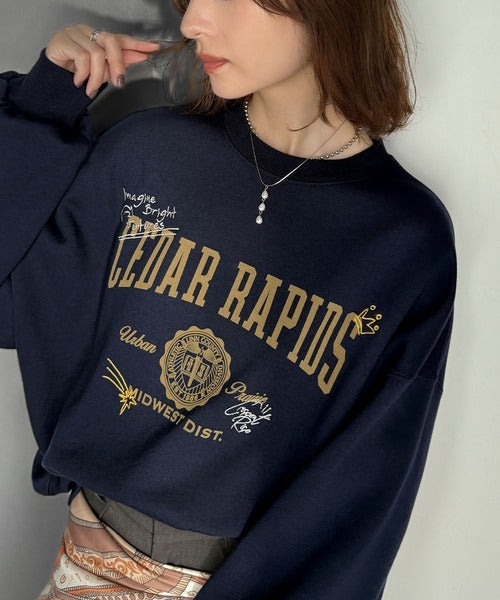 今っぽカジュアルの本命スウェット♪エンブレム風らくがき刺繍入り