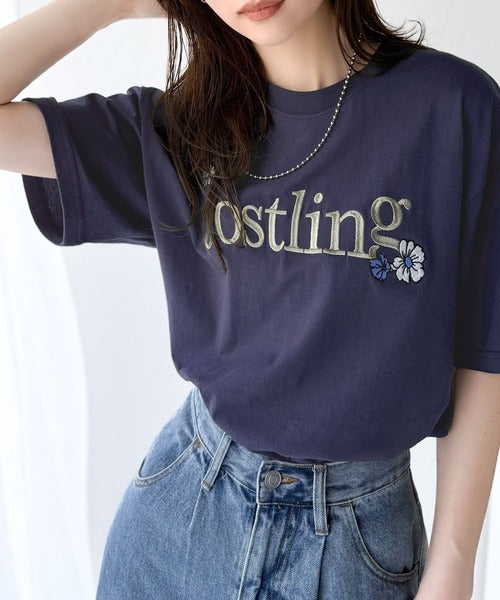 ナチュラルな中に、さりげない華。綿100％ロゴ×フラワー刺繍ビッグT