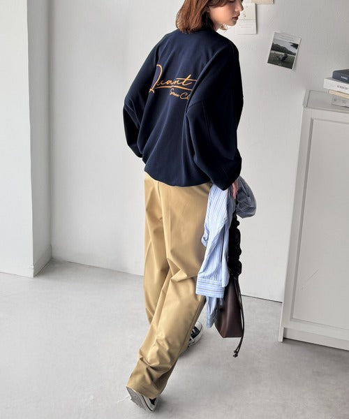 大人カジュアルに最適解。サイン刺繍裏毛スウェット ce1260510