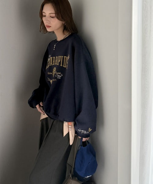 今っぽカジュアルの本命スウェット♪エンブレム風らくがき刺繍