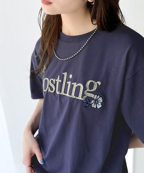 ナチュラルな中に、さりげない華。綿100％ロゴ×フラワー刺繍