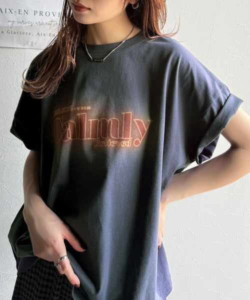 1枚で着映える。平和グラフィックスプレー風ロゴ半袖Tシャツ