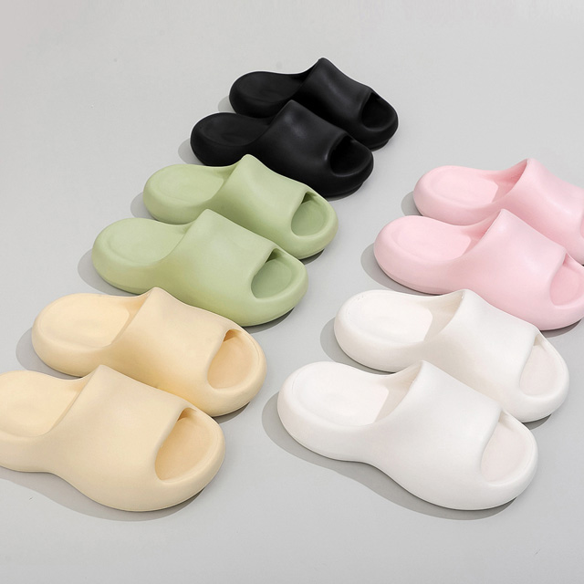 YELLO サンダル ベージュ　XL YELLO サンダル ベージュ XL Yellow boots（サンダル）のフリマ