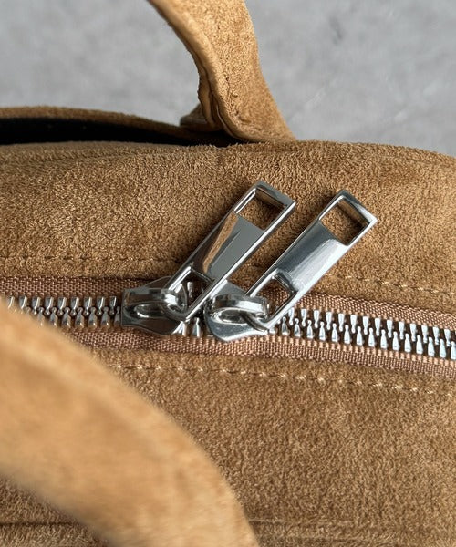 mily bilet】甘い見た目で実力派♪エンボスロゴスウェードライクミニ