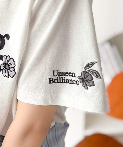 ナチュラルな中に、さりげない華。綿100％ロゴ×フラワー刺繍ビッグT