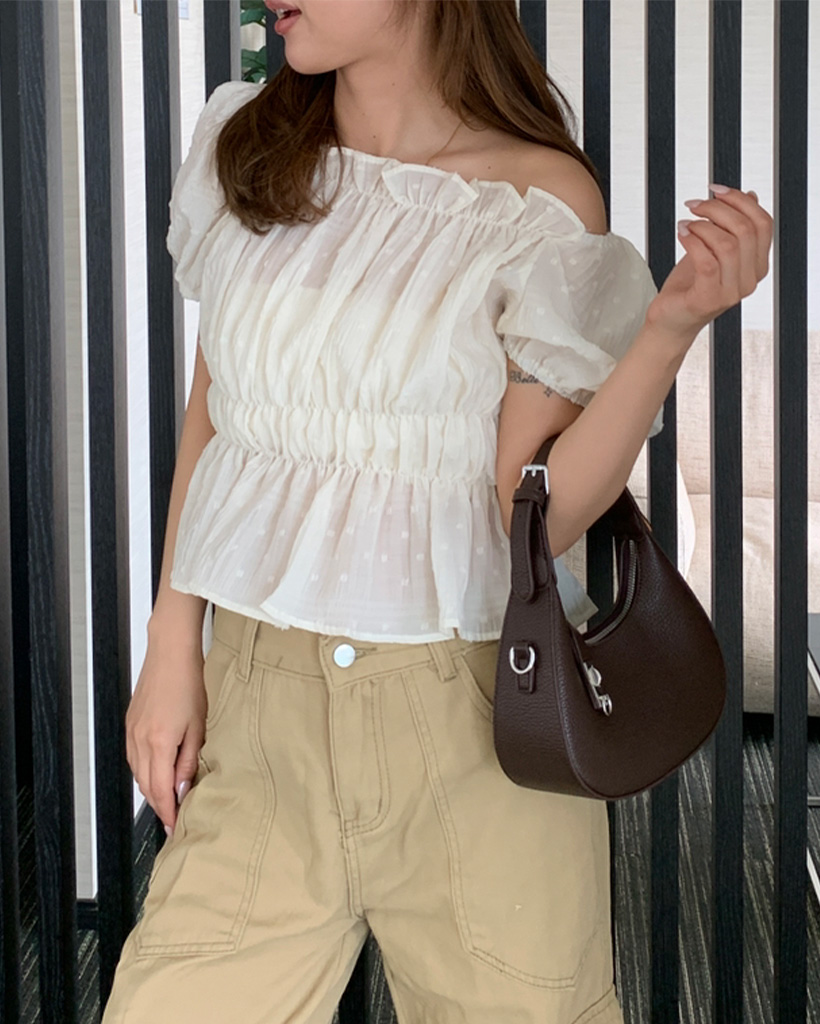フェミニンギャザーオフショルダーブラウス