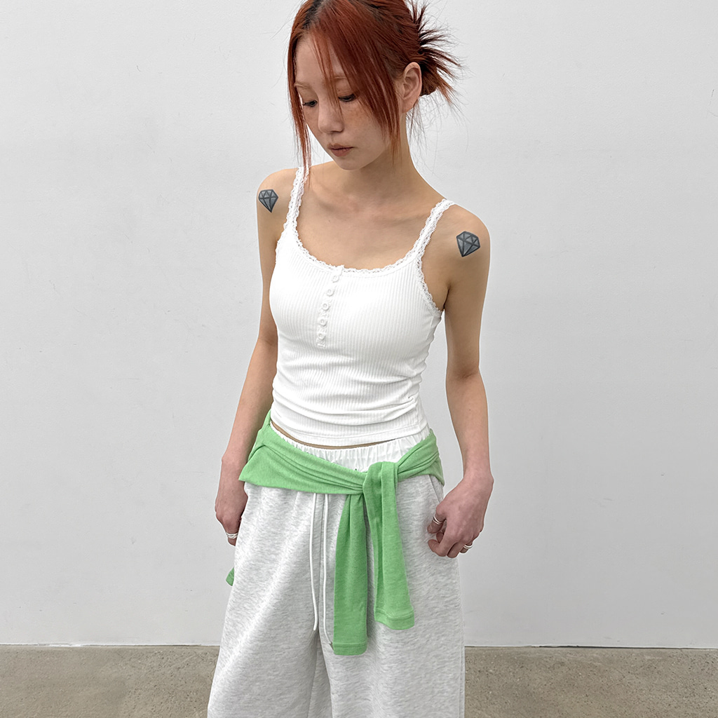 カップ付きレースボタン付きキャミソール