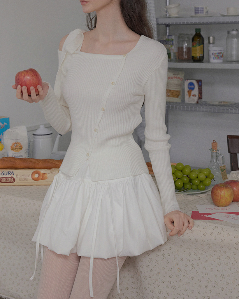 [Influencer pick] Levis Strap Balloon Mini Skirt