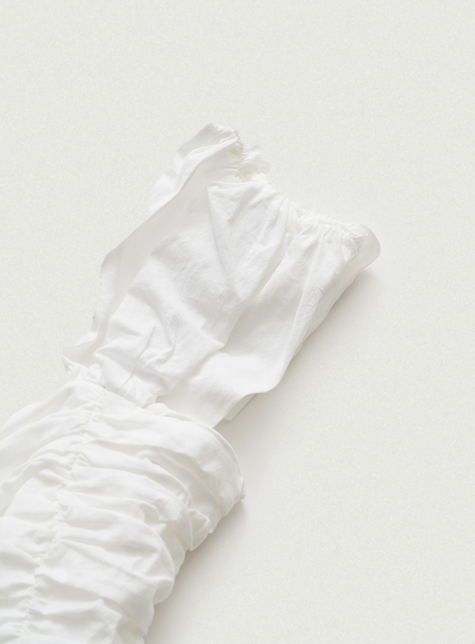 White Magnolia Off-Shoulder Top | ファッション通販サイト NUGU