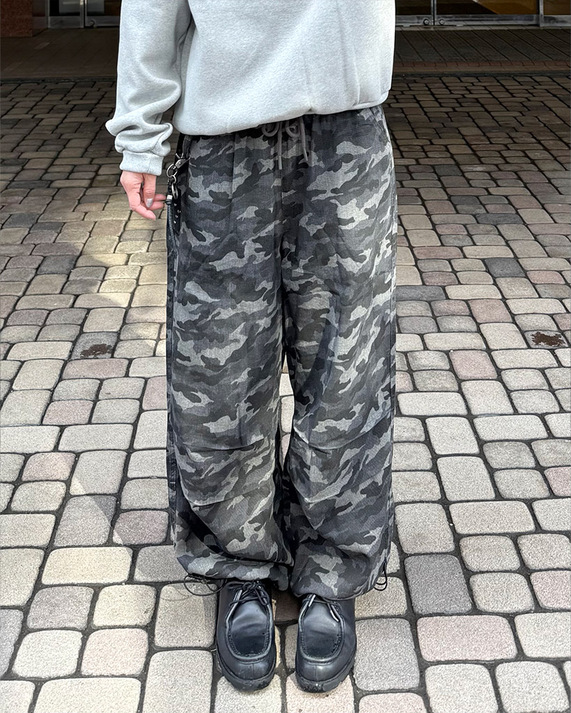 （ユニセックス）カモフラージュドローストリングパンツ