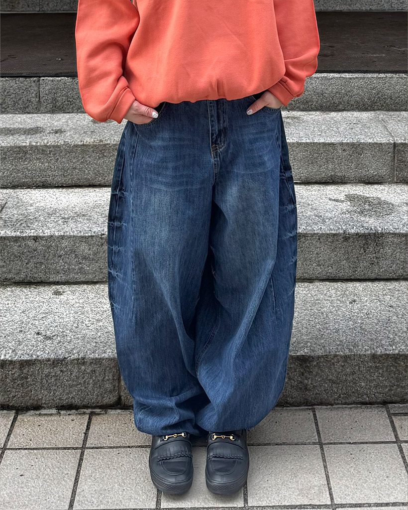 （ユニセックス）ウォッシュドバルーンデニムパンツ