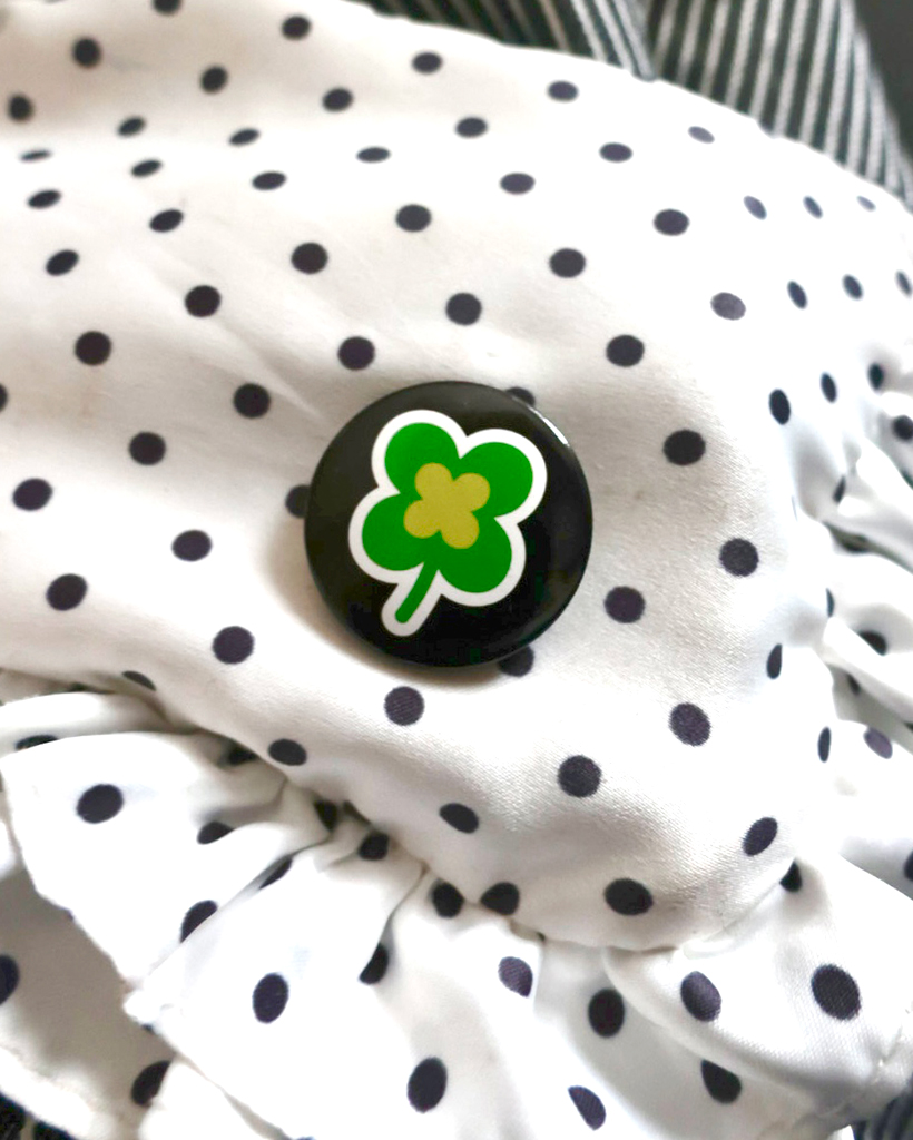 クローバー缶バッチ