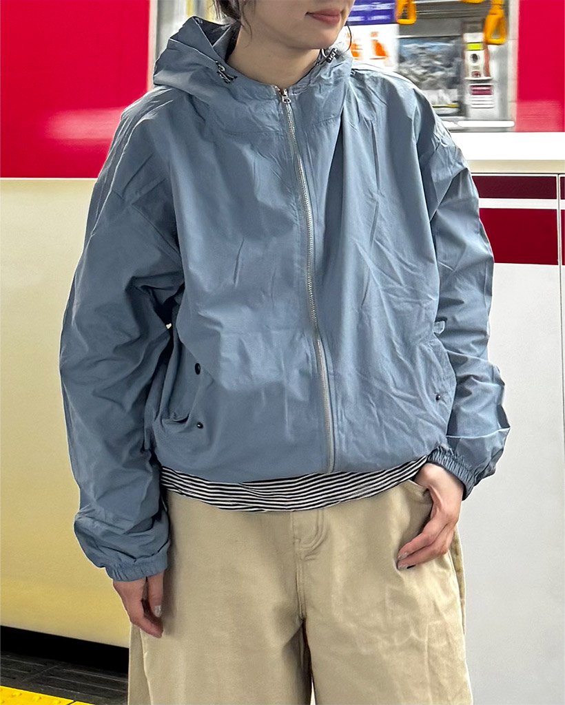 （ユニセックス）モダンフードウィンドブレーカー