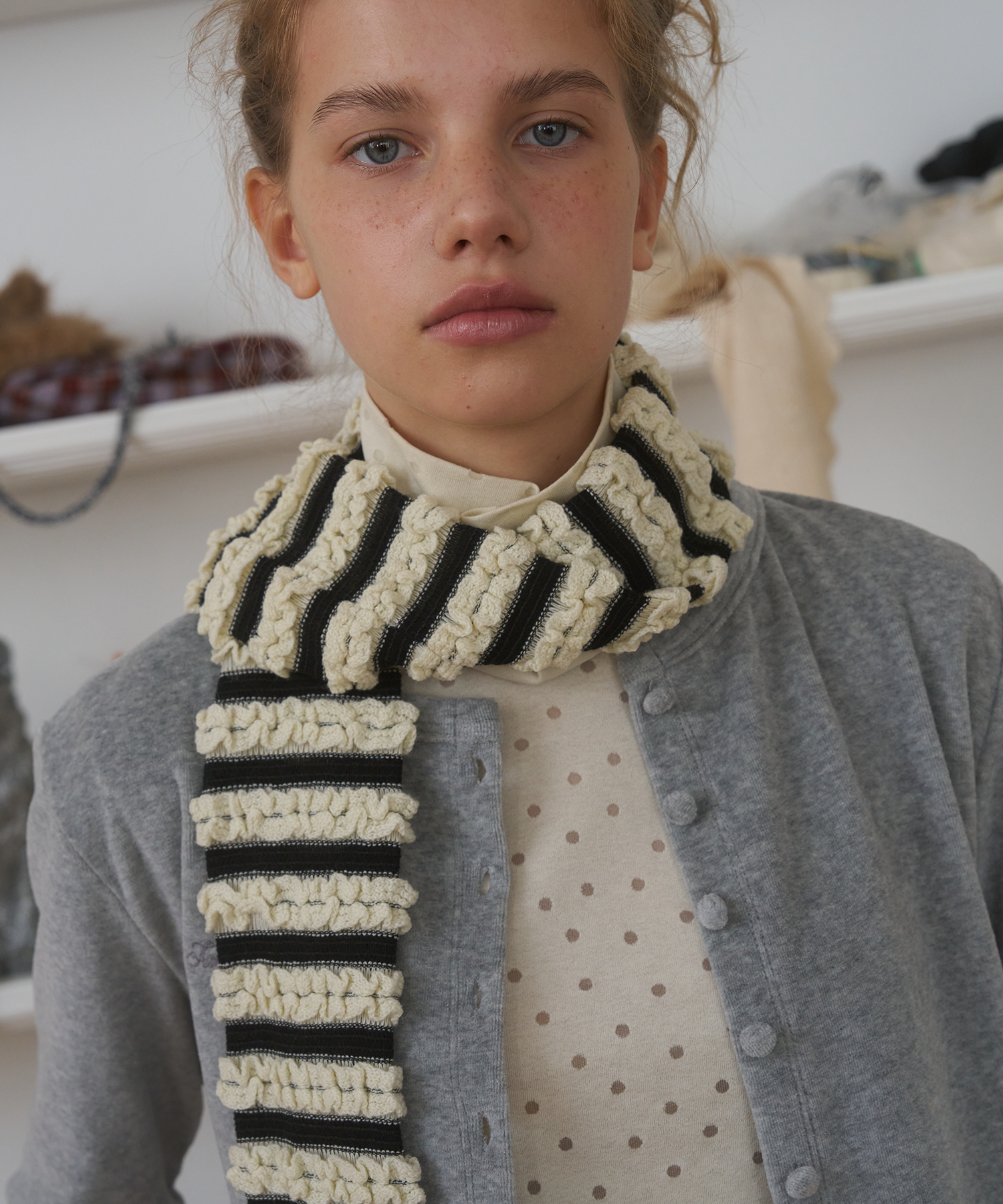 FRILL STRIPE MUFFLER, CREAM