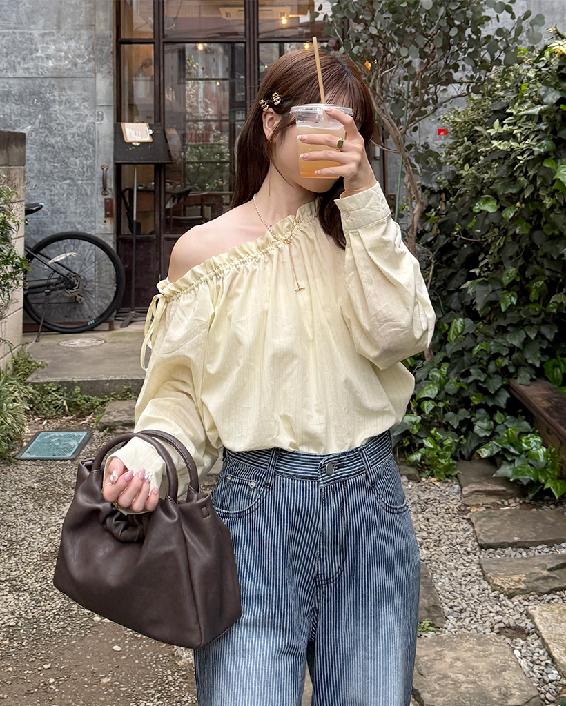 シャーリングオフショルダーポイントフリルブラウス