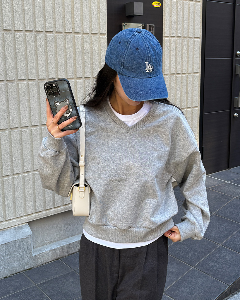 Vネックスウェットシャツ