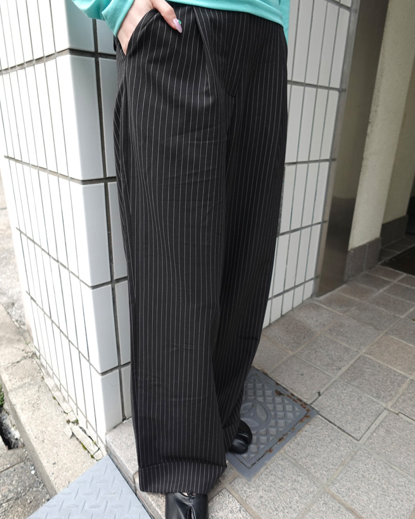 タック入りストライプワイドスラックス
