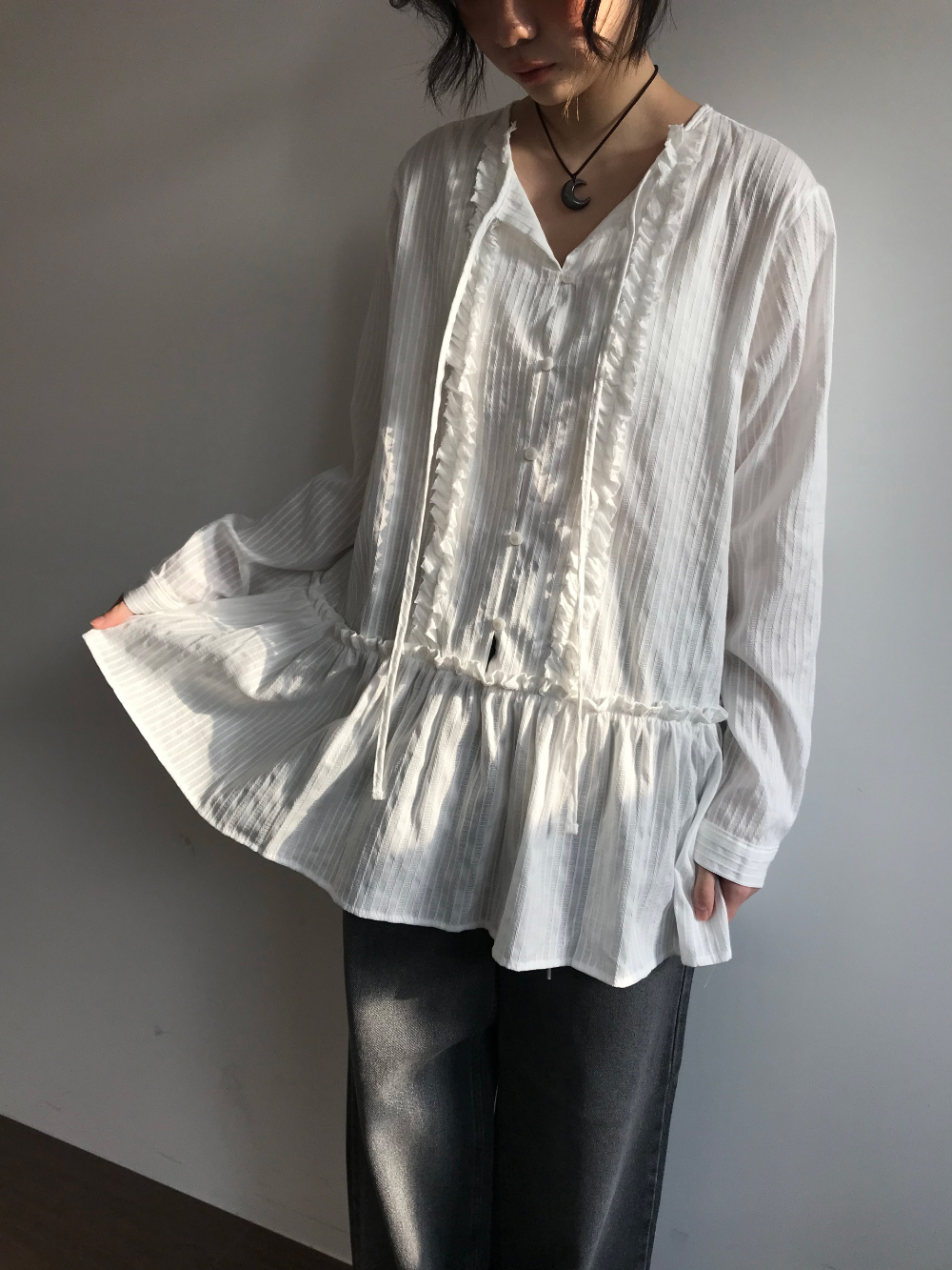 2color)ベーシックフリルブラウス | ファッション通販サイト NUGU