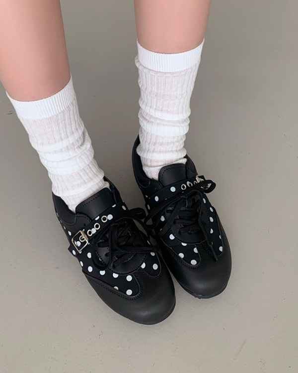 ドットバックルのスニーカー