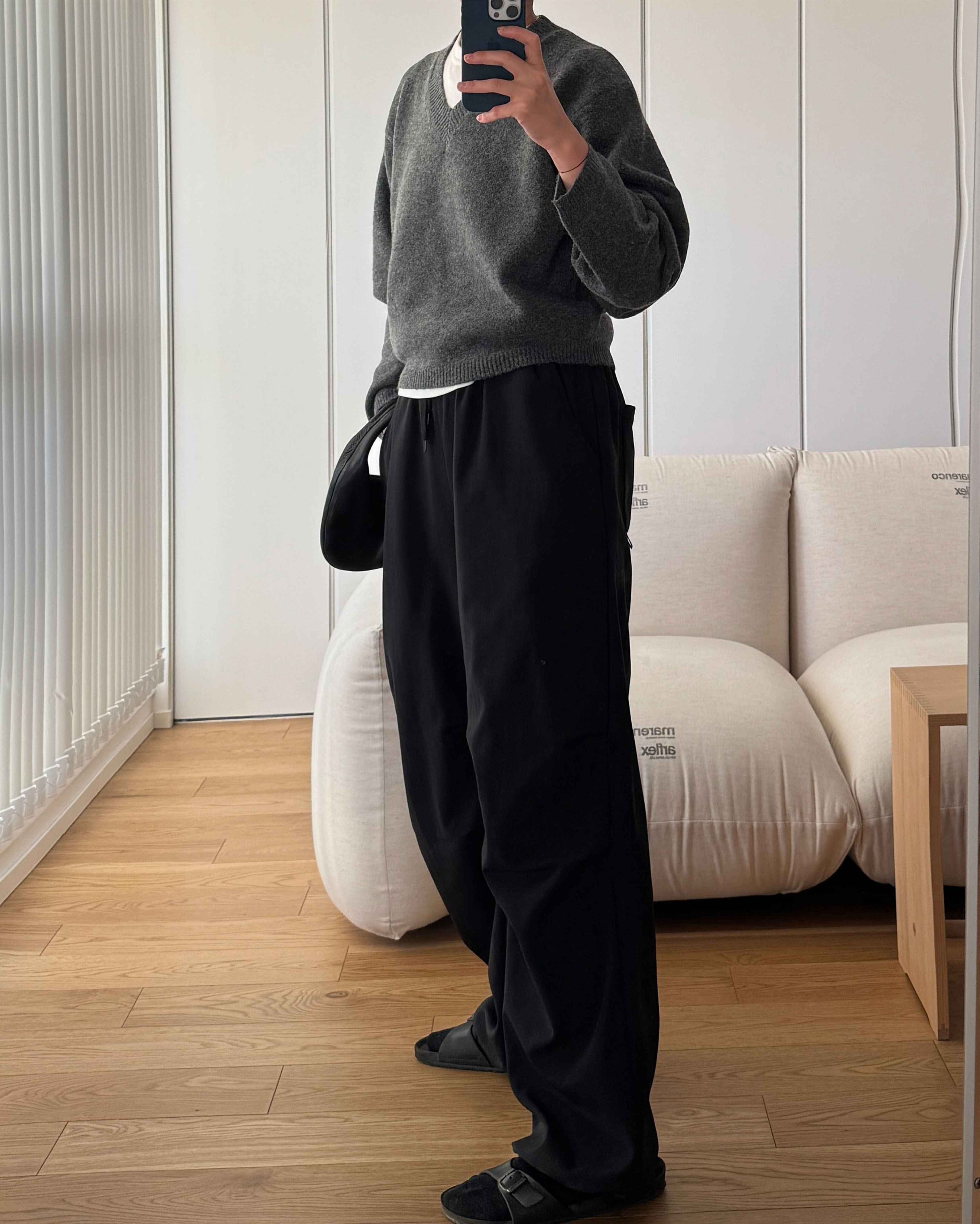 セミクロップドVネックニット | ファッション通販サイト NUGU