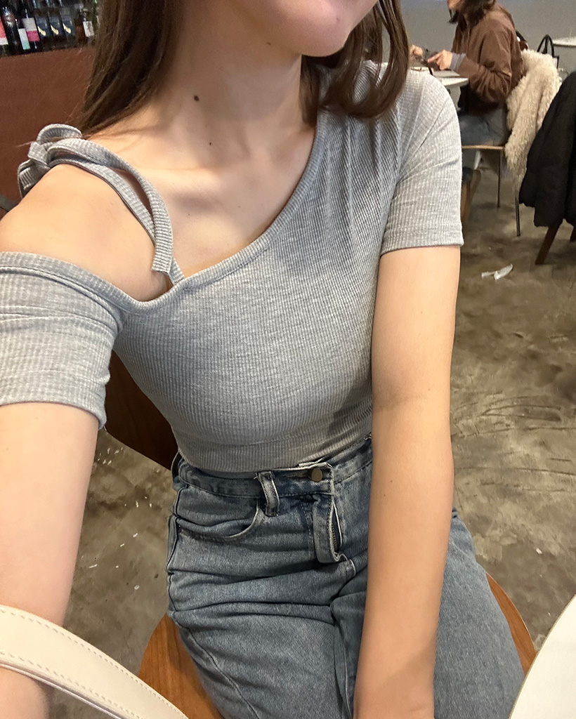 ワンショルダーストラップハーフスリーブTシャツ | ファッション