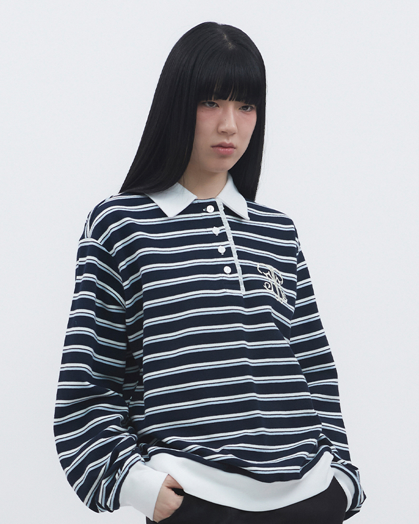 K-POPアイドル着用] STRIPE EMBLEM POLO SHIRT [NAVY] | ファッション